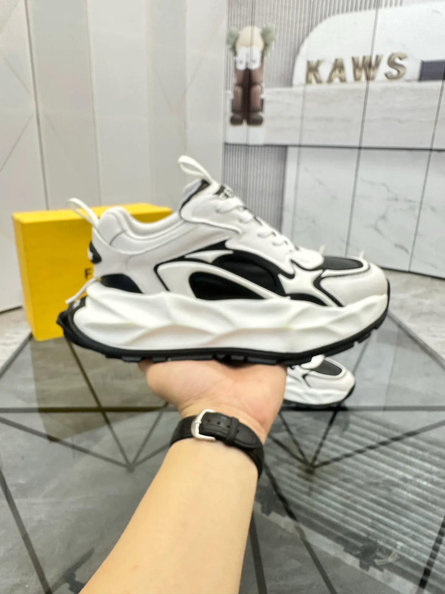 Men's shoes: 💰P580¥ Product trademark: Fendi* "Fendi*" low-top sports shoes Regular size: 39-44 (can be customized to 38.45.46) Product material: imported cowhide upper, breathable lining, original outsole. No.: 0008